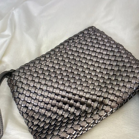 SILVER METALLIC WOVEN TOTE BAG - Picture 4 of 5